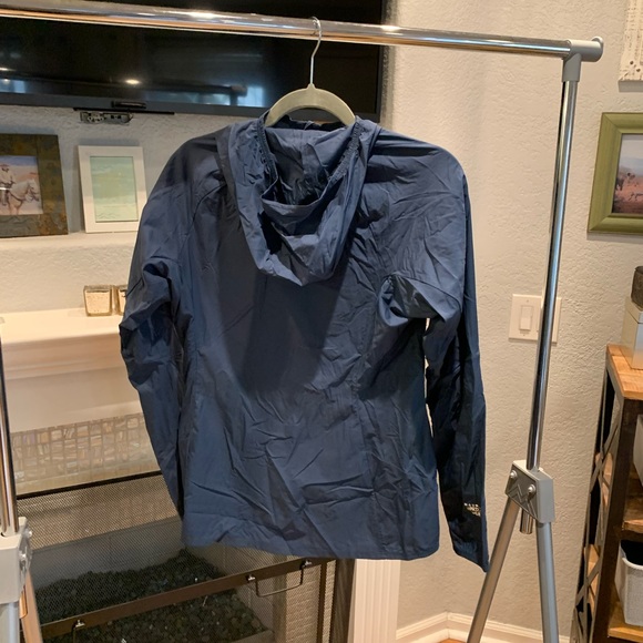 Women’s Lightweight Packable Mountain Hardwear Jacket - Small - Picture 7 of 14